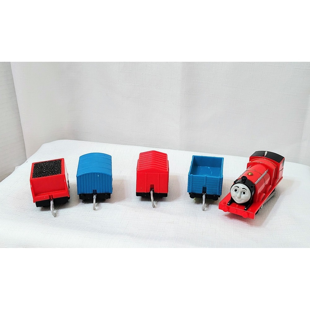 2013 Gullane Thomas the Train Trackmaster Motorized James Red Engine With 4 Cars